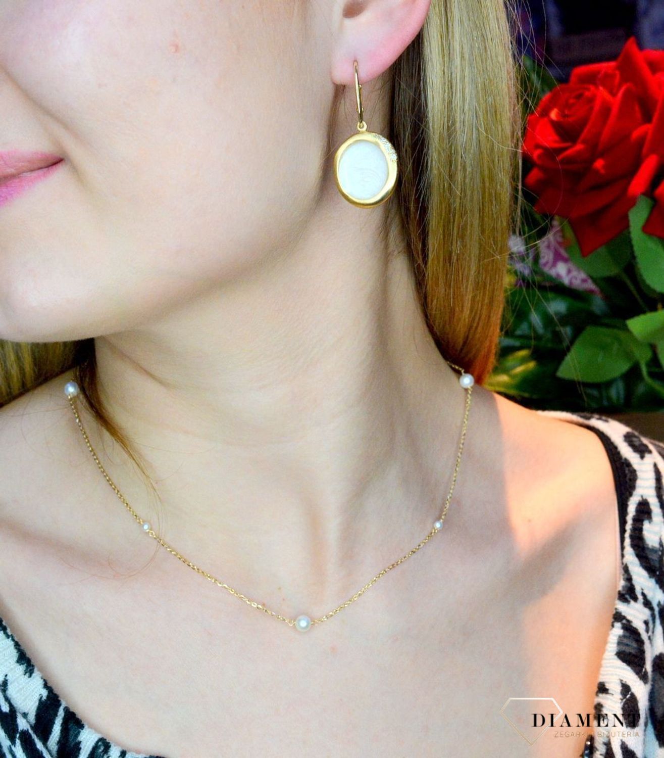 Srebrne kolczyki wiszące pozłacane z masą perłową OR AQ H4180227WH. Srebrne kolczyki okrągłe z masą perłową pozłoceniu. Kolczyki wykonane z srebra próby 925 w pozłoceniu żółtego złota. Biżuteria z masą perłową to jeden z.jpg